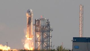Die „New-Shepard“-Rakete von Blue Origin startet vom US-Bundesstaat Texas aus ihren Kurz-Ausflug ins Weltall (Archivbild).