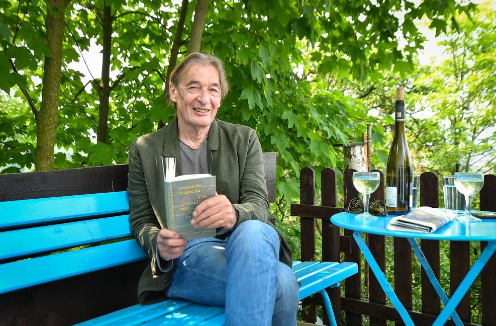 Mit der Bösartigkeit des Unkrauts kommt er ganz gut klar: Wolfgang Schorlau in seinem grünen Paradies.
 Foto: Lichtgut/Ferdinando Iann..