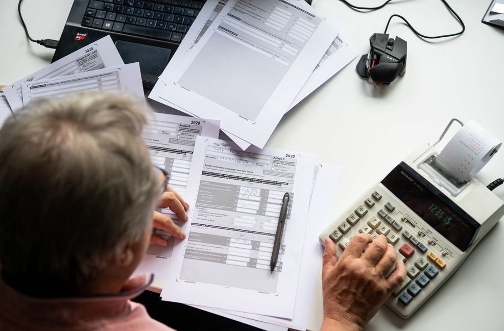 Rentner müssen auf ihre Einkommen Steuern zahlen.
Foto: dpa/Lino Mirgeler