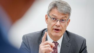 Der neue Verkehrsminister ist mit der Leistung der Deutschen Bahn unzufrieden.