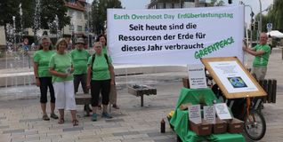 Das Team von Greenpeace Sindelfingen/Böblingen bei der Mahnwache gegenüber vom Böblinger Elbenplatz.