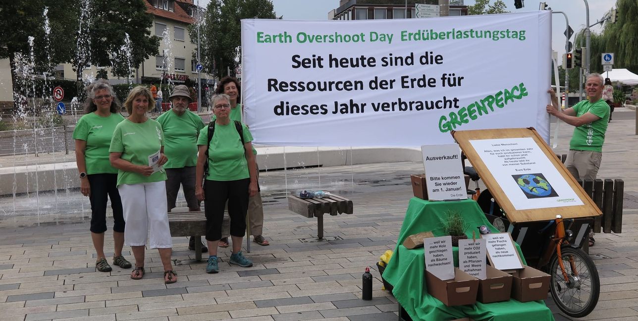 Das Team von Greenpeace Sindelfingen/Böblingen bei der Mahnwache gegenüber vom Böblinger Elbenplatz.