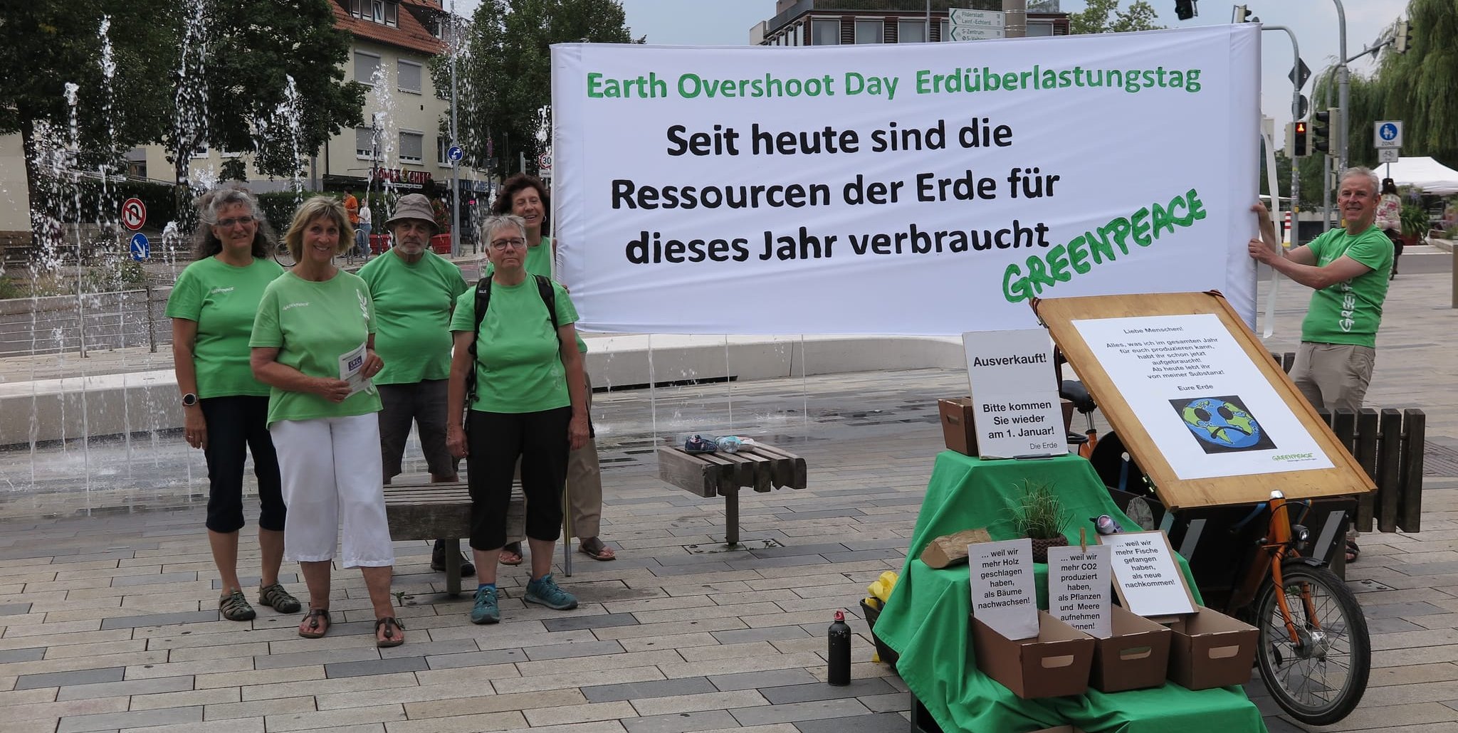 Das Team von Greenpeace Sindelfingen/Böblingen bei der Mahnwache gegenüber vom Böblinger Elbenplatz.