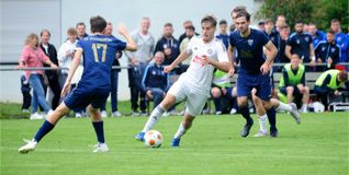 Bünyamin Bakacs (mit Ball) erzielte das zwischenzeitliche 2:0 für den VfL Sindelfingen auf dem Darmsheimer Eichelberg. Die Gäste verspielten eine komfortable 4:0-Führung und mussten sich am Ende mit einem 4:4-Remis beim TVD zufrieden geben.