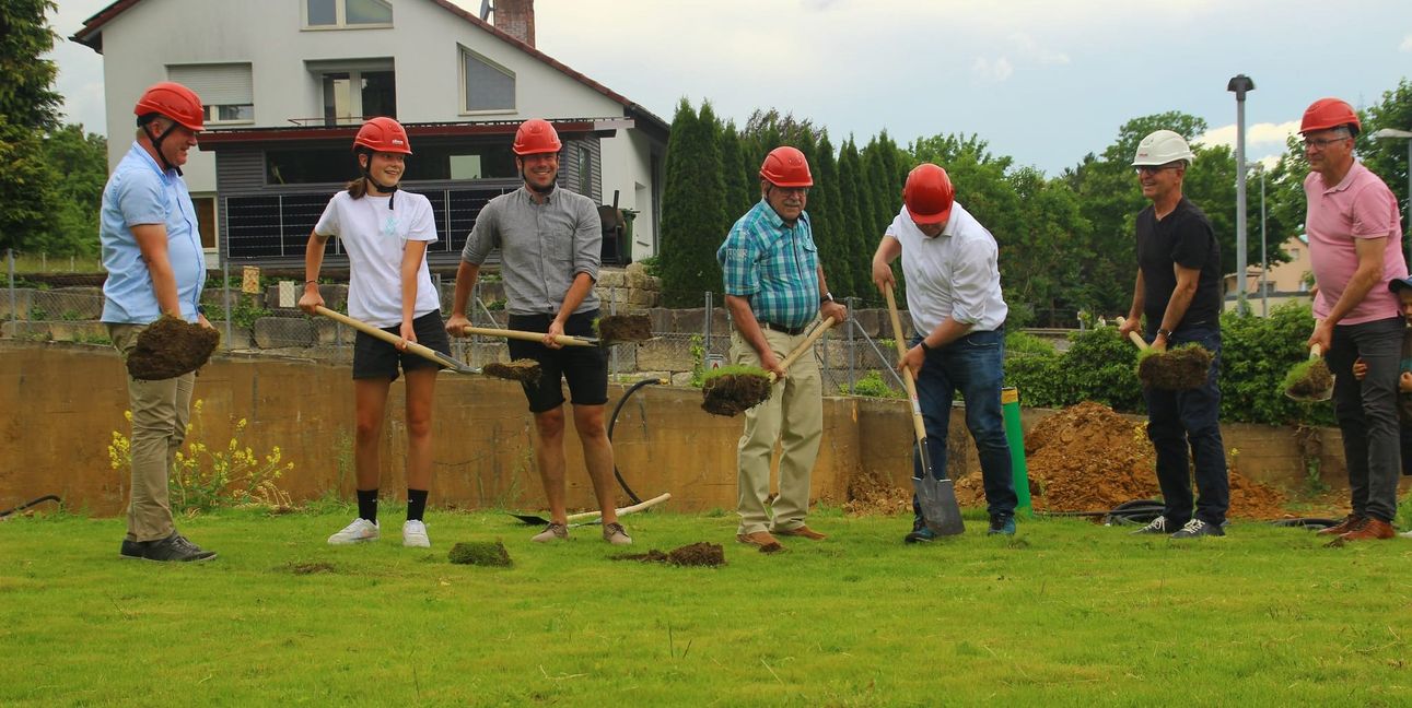 Fröhlich ging es zu beim Spatenstich fürs neue Gemeindehaus.