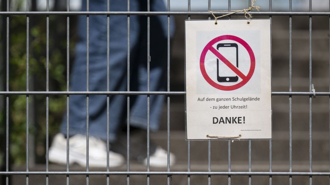 An Grundschulen im Land soll es ein striktes Handyverbot für Schüler geben. (Symbolbild)