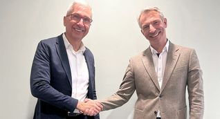 Geschäftsführer Alexander Schmidtke begrüßt den neuen Chefarzt Prof. Dr. med. Joachim Andrassy (rechts).