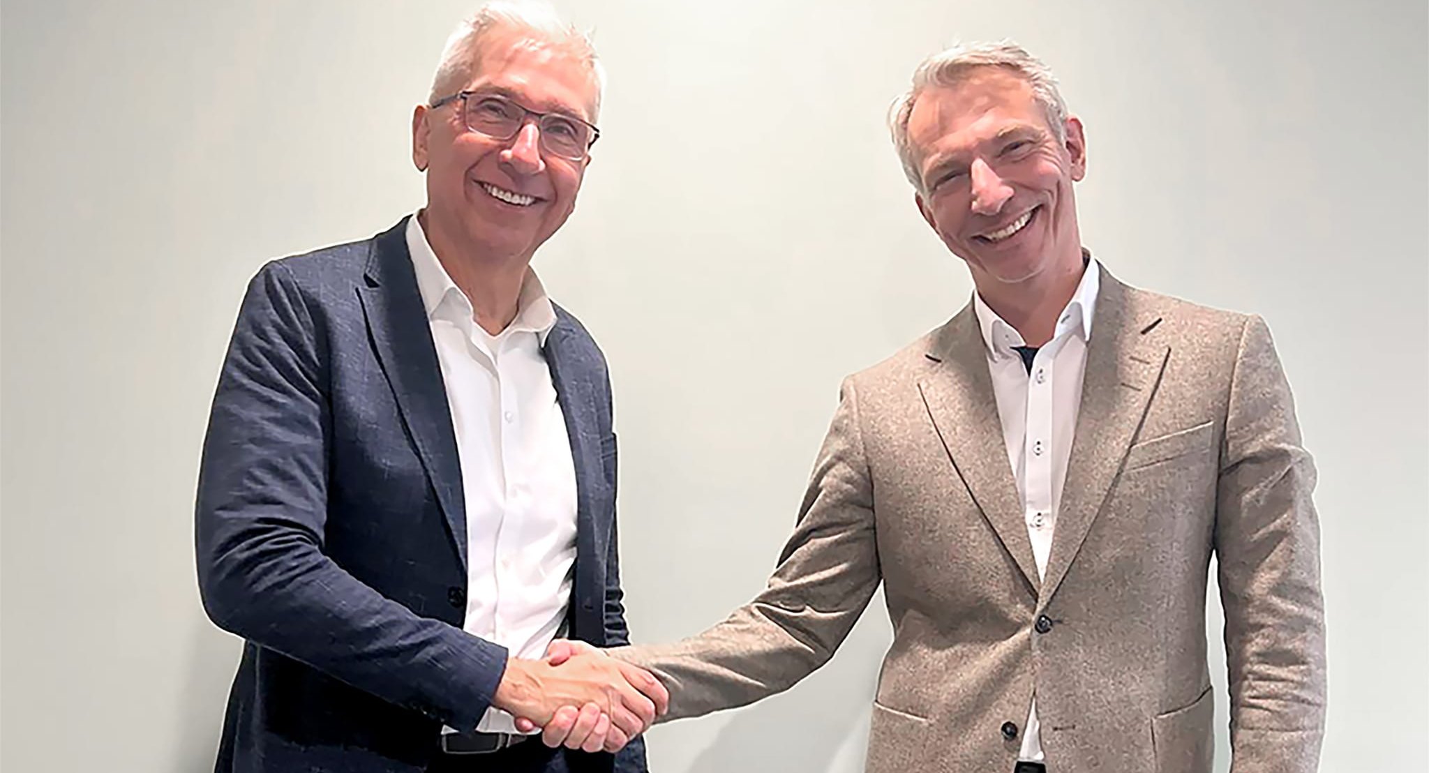 Geschäftsführer Alexander Schmidtke begrüßt den neuen Chefarzt Prof. Dr. med. Joachim Andrassy (rechts).