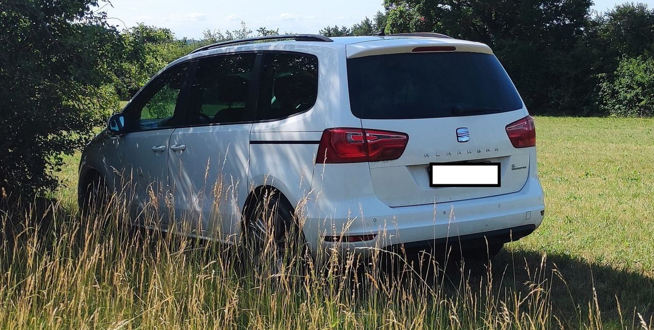 Dieses Auto steht mitten im Naturschutzgebiet.