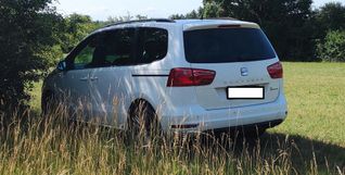Dieses Auto steht mitten im Naturschutzgebiet.