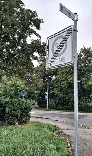 In der Bussardstraße gilt Tempo 30, im Schwalbenweg ebenso Tempo 50  wie im weitern Verlauf in der Panoramastraße, in der Falkenstraße und in der Tannenbergstraße: Eine Regelung, die einigen Tannenberg-Anwohnern missfällt. Sie wünschen sich generell Tempo 30 in ihrem Wohngebiet. Bild: Hamann