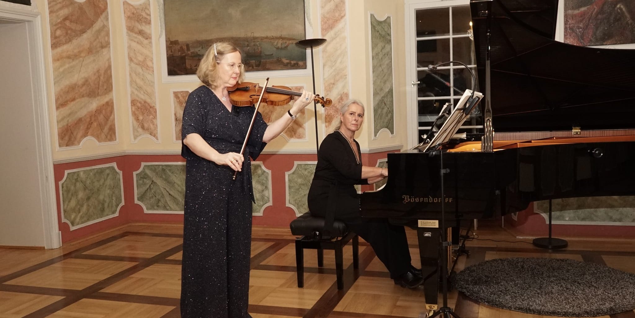 Violinistin Bettina Kriegbaum und Anja Breuer am Flügel eröffneten im Maltesersaal die Konzertsaison auf Schloss Dätzingen.