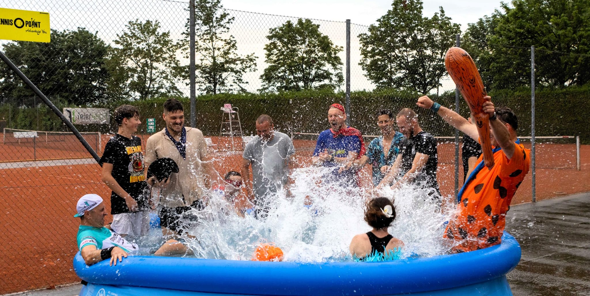Abkühlung  nach dem Spiel. Da durften auch die Kostüme nass werden. Das gehört beim Futedo-Cup des TSV Dagersheim dazu. Bild: z
