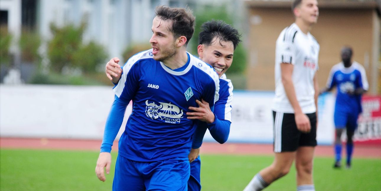 Labinot Dodoli erzielt den entscheidenden 3:2-Siegtreffer für die SV Böblingen II gegen den FC Gärtringen und sein Teamkollege Jermaine Scheele freut sich mit.