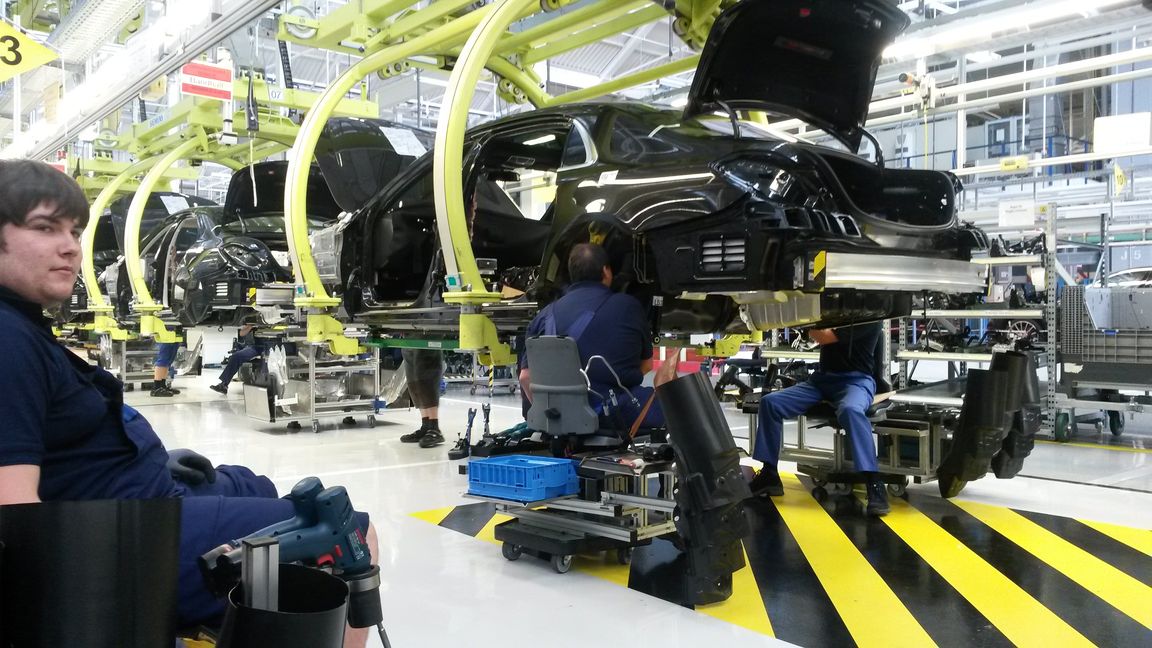 Ein Beispiel aus der S-Klasse-Produktion, das der Betriebsratsvorsitzende Ergun Lümali gerne als Standard in allen Montagestraßen hätte: Der Mitarbeiter fährt im Schlitten zum Wagen, der am schwenk- und höhenverstellbaren Haken hängt. Bild: Wegner