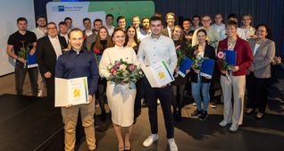Die ausgezeichneten Auszubildenden, 2. Reihe links IHK-Bezirkskammerpräsident Andreas Weeber, rechts die Leitende Geschäftsführerin Marion Oker. Vorne: Bundesbester Marvin Mann (rechts) und die beiden Landesbesten Tijana Suzanovic und Maximilian Frunzke.