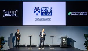 SZ/BZ-Verleger Dr. Christian Röhm (links) und Jörg Niethammer, Vorstandsvorsitzender Vereinigte Volksbanken, bei der Vorstellung des 
Zukunftspreises 2027 im IBM Technolgy Campus in Ehningen.