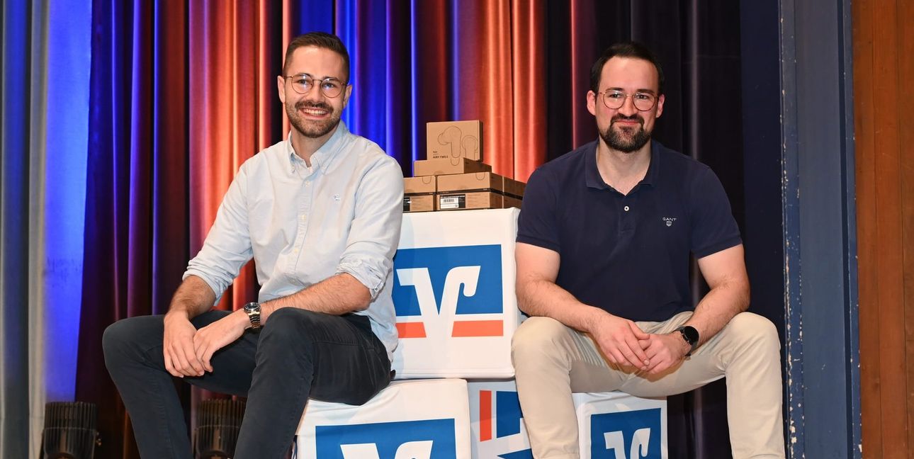 Benjamin Schliebener (links) und Michael Schäfer begeisterten mit ihren Erläuterungen der Finanzwelt ihr junges Publikum.
