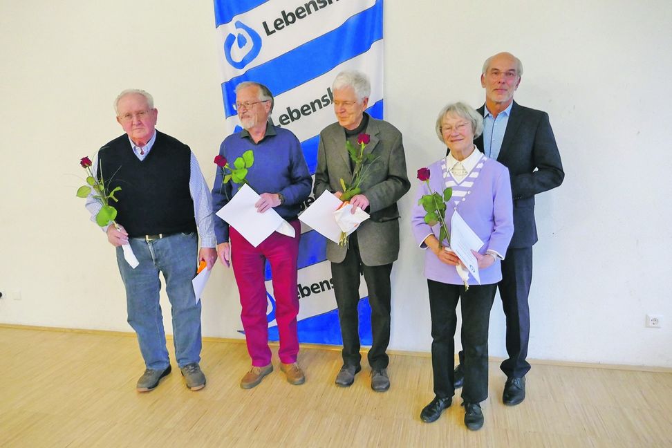 Ehrungen bei der Lebenshilfe (von links): Manfred Eiß, Gerhard Schlimm, Dr. Christoph Bayer, Paula Schlimm und der neue Vorsitzende Lutz Lemke. Bild: Lück