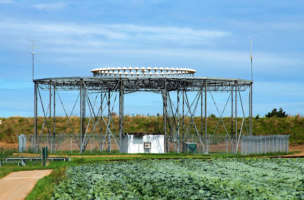 So sieht das Drehfunkfeuer am Flughafen Stuttgart direkt an der A 8 aus.