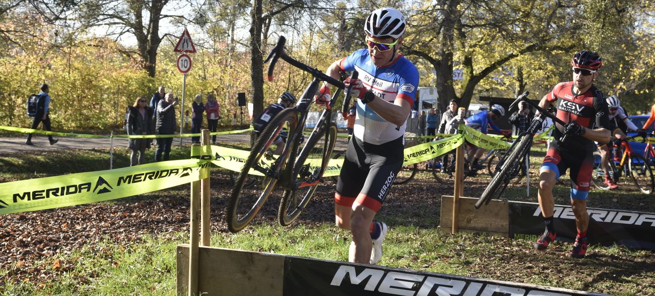 Hannes Genze stürmt bei seinem Heimrennen in der Klasse Masters 2 (Ü40) vorneweg.      Bild: Reichert
