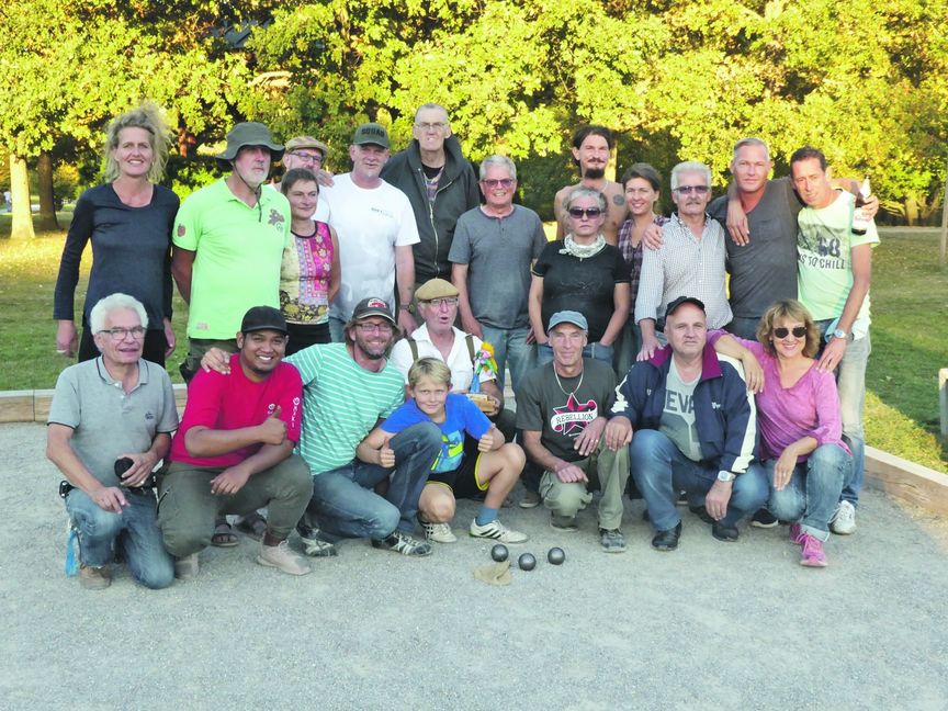 Der Boule-Club bei seinem letzten Turnier am Sonntag im Sindelfinger Sommerhofenpark. Den Wettbewerb gewonnen haben Alfred Hitschfel (vorne mit dem Pokal) und Matthias Holzer (dahinter). Bild: Mössinger/z