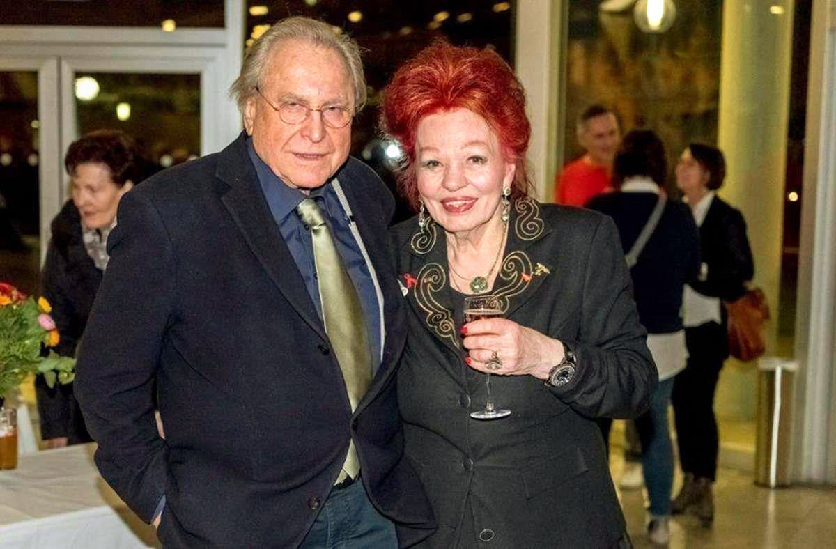 Wirtin Laura Halding-Hoppenheit und der Bildhauer Peter Jacobi haben heimlich geheiratet.