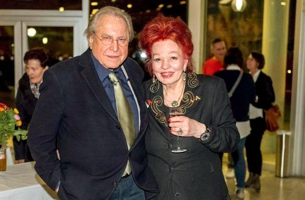 Wirtin Laura Halding-Hoppenheit und der Bildhauer Peter Jacobi haben heimlich geheiratet.