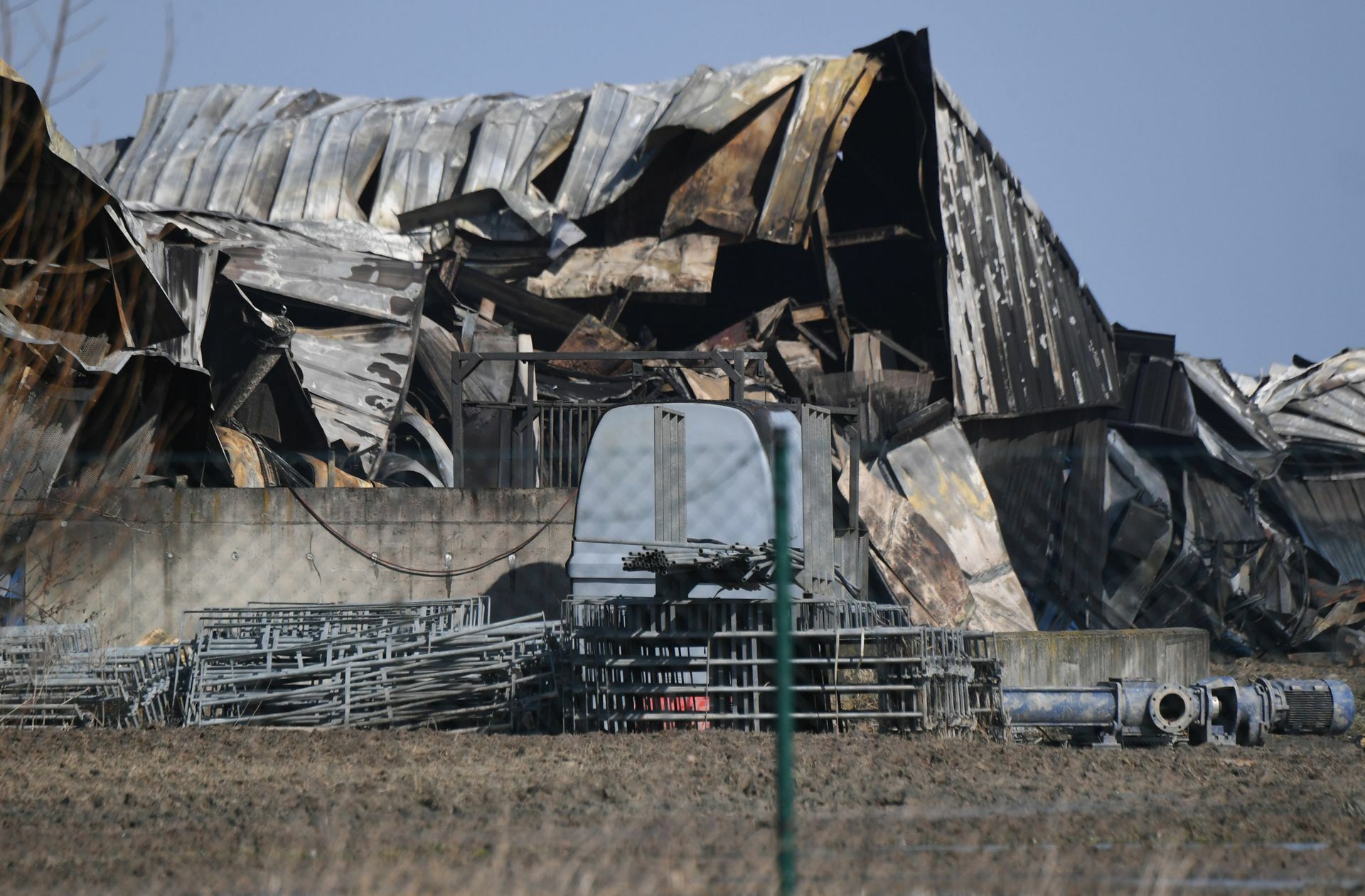 Alt Tellin, im Jahr 2021: Die Dachkonstruktion eines Gebäudes eines Schweinemastbetriebes liegt nach einem Feuer in Trümmern.