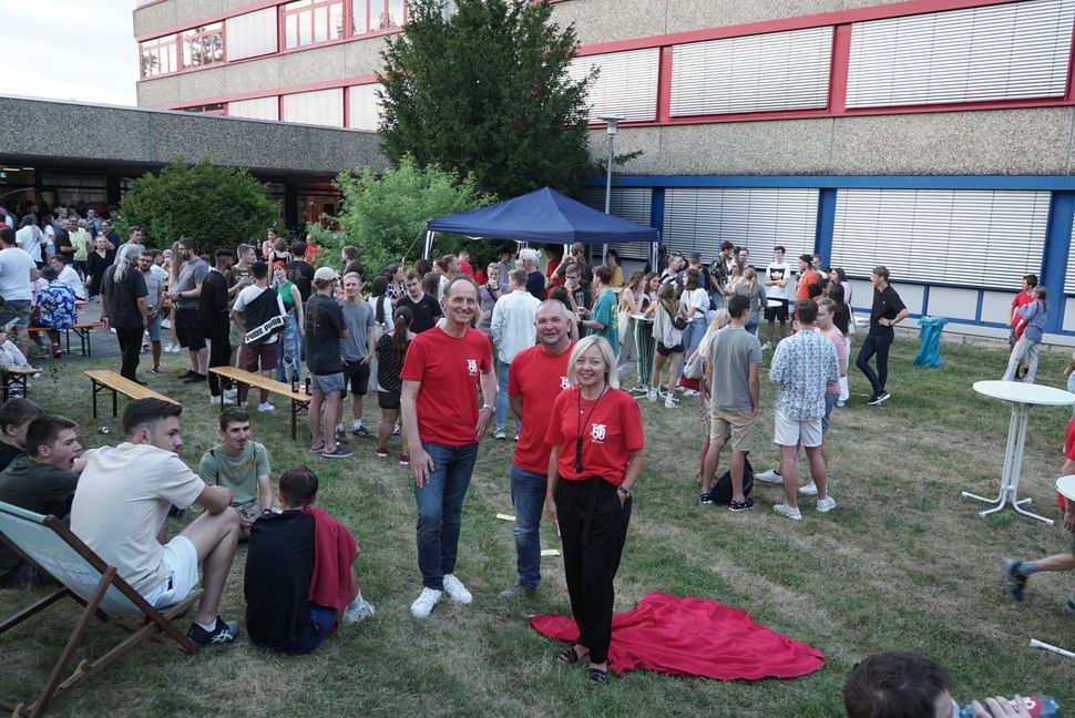 Die Chefs tragen das rote Jubiläums-T-Shirt mit Stolz (von links):  GDS I-Rektor Jürgen Patermann, Abteilungsleiter Wolfgang Warth und die stellvrtretende Schulleiterin Kerstin Oswald. Bild Heiden