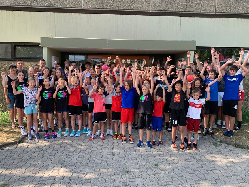 Die jungen Handballerinnen und Handballer vor der Magstadter Sporthalle. Sie hatten alle Spaß an dem einwöchigen Camp. Bild: Holzapfel