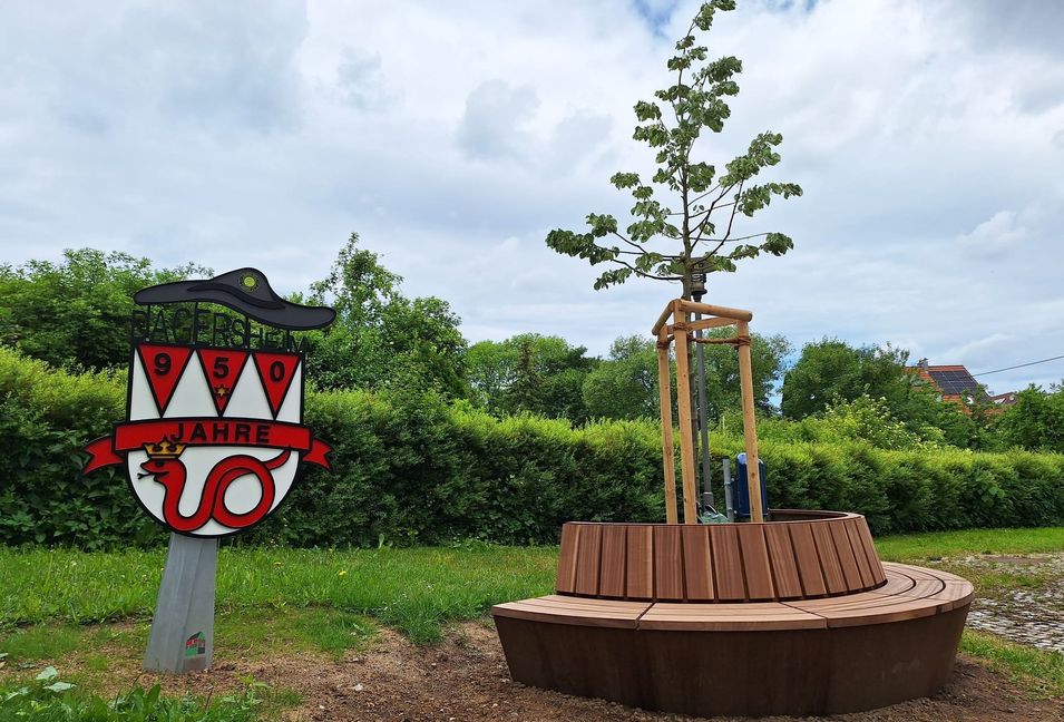 Der Dagersheimer Jubiläumsbaum mit Bank und Logo.