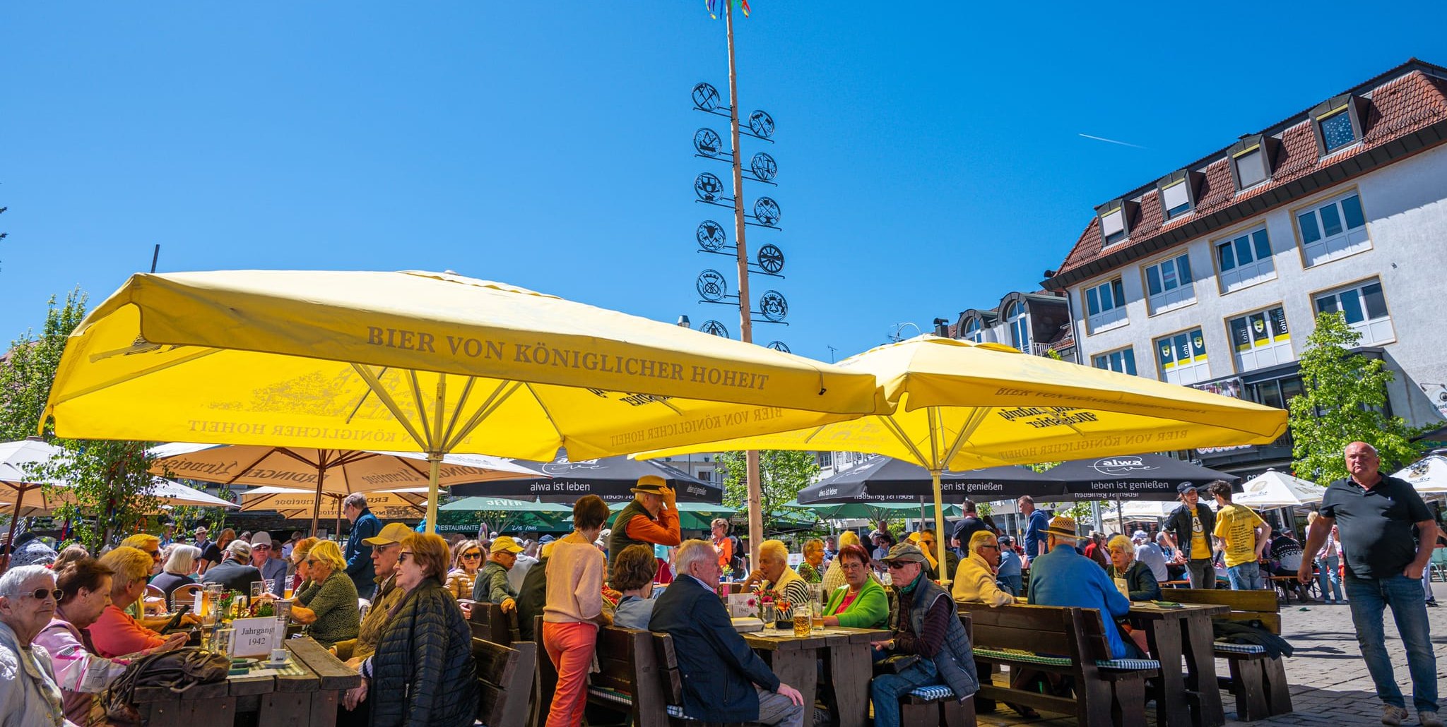 Unterm Maibaum auf dem Wettbachplatz lässt es sich aushalten. Das gilt auch für die Sindelfinger Jahrgänge bei ihrem jährlichen Treffen.Unterm Maibaum auf dem Wettbachplatz lässt es sich aushalten. Das gilt auch für die Sindelfinger Jahrgänge bei ihrem jä