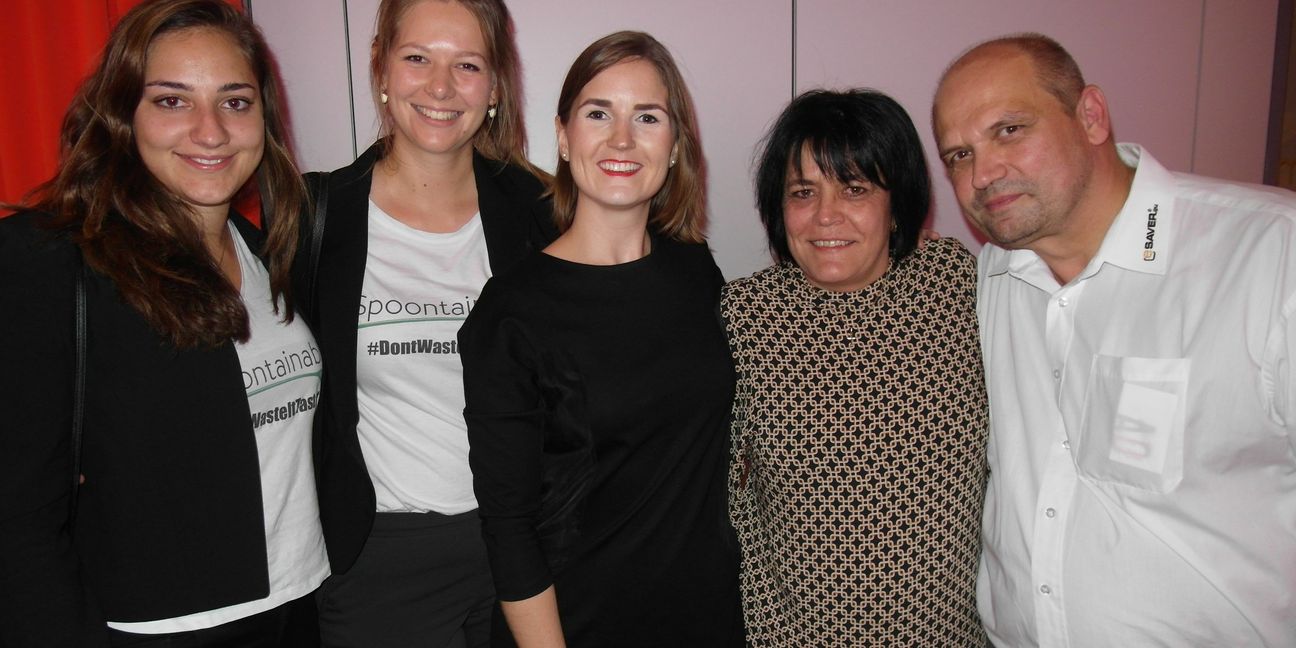 Die Gewinner der Businesswochen-Awards (von links): Amelie Vermeer (Gründerin "Spoontainable"), Julia Piechotta (Gründerin "Spoontainable"), Lara Schuhwerk (Gründerin "Beneto Foods"), Susanne Stäfe (Geschäftsführerein "eSaver"), Michael Hartmann (Techniker "eSaver").                 Bild: Staber