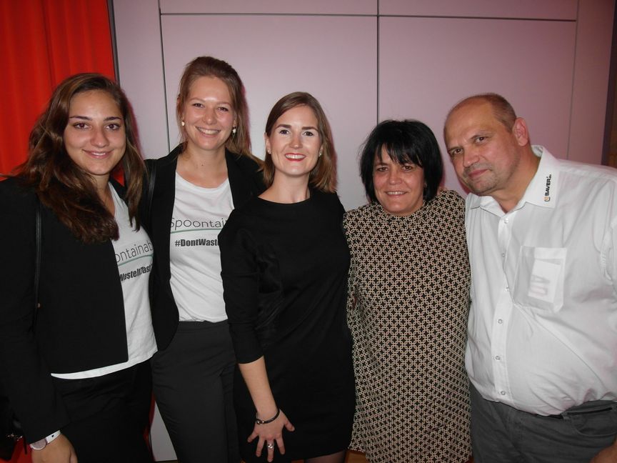 Die Gewinner der Businesswochen-Awards (von links): Amelie Vermeer (Gründerin "Spoontainable"), Julia Piechotta (Gründerin "Spoontainable"), Lara Schuhwerk (Gründerin "Beneto Foods"), Susanne Stäfe (Geschäftsführerein "eSaver"), Michael Hartmann (Techniker "eSaver").                 Bild: Staber