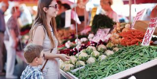 Gezielt einkaufen ohne große Reste, ist mit ein Pluspunkt vom Wochenmarkt. Bild: Mart_BlueOrange Studio/AdobeStock
