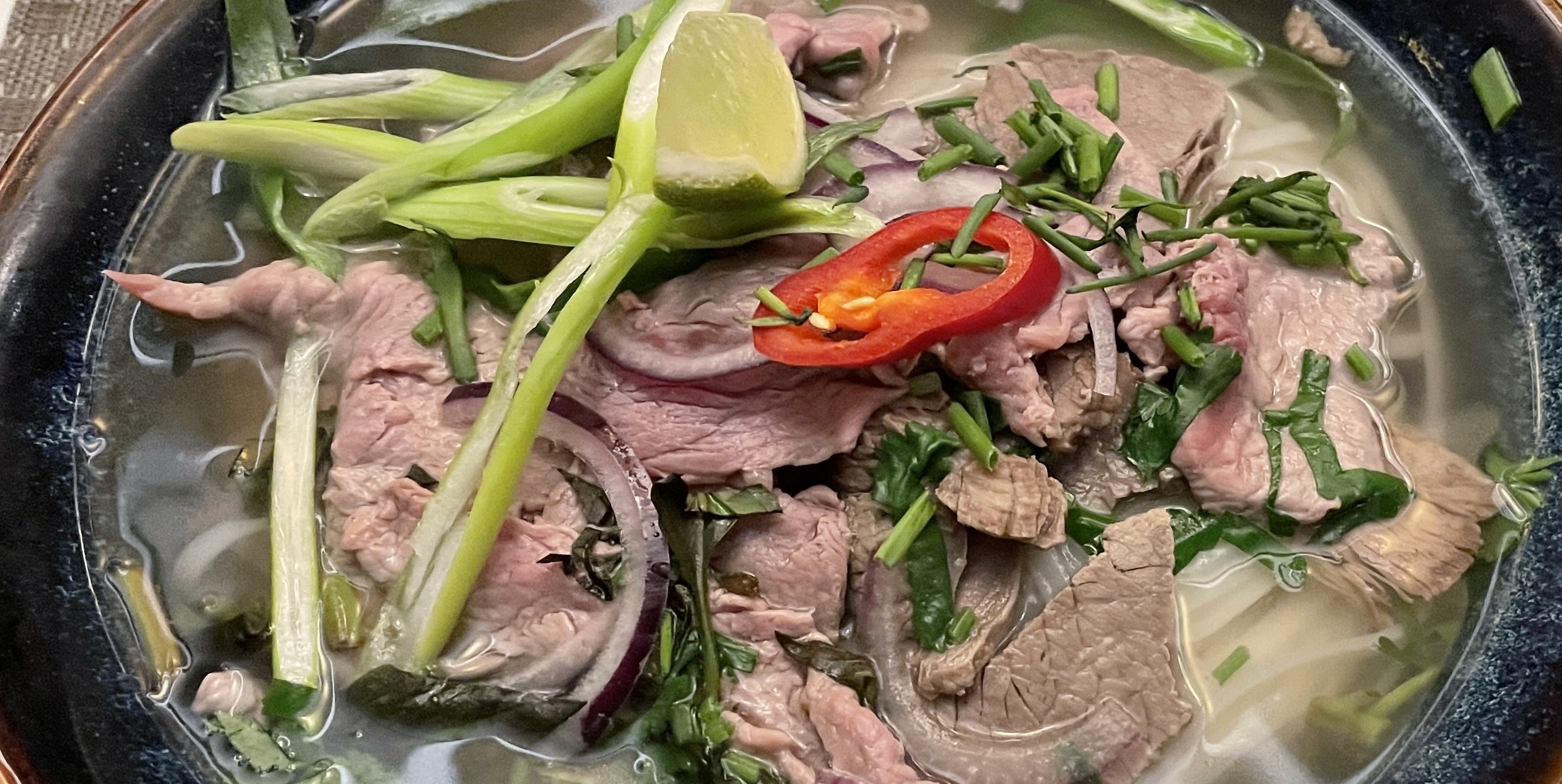 Eine kräftige Bouillon, Reisnudeln und dünne Scheiben Rindfleisch: Das ist die Basis für Pho Bo.