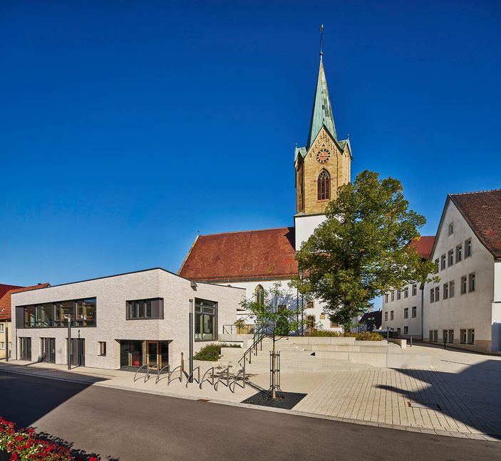 Das neue Gemeindehaus in Renningen fügt sich gut ein zwischen Kirche und Rathaus.
