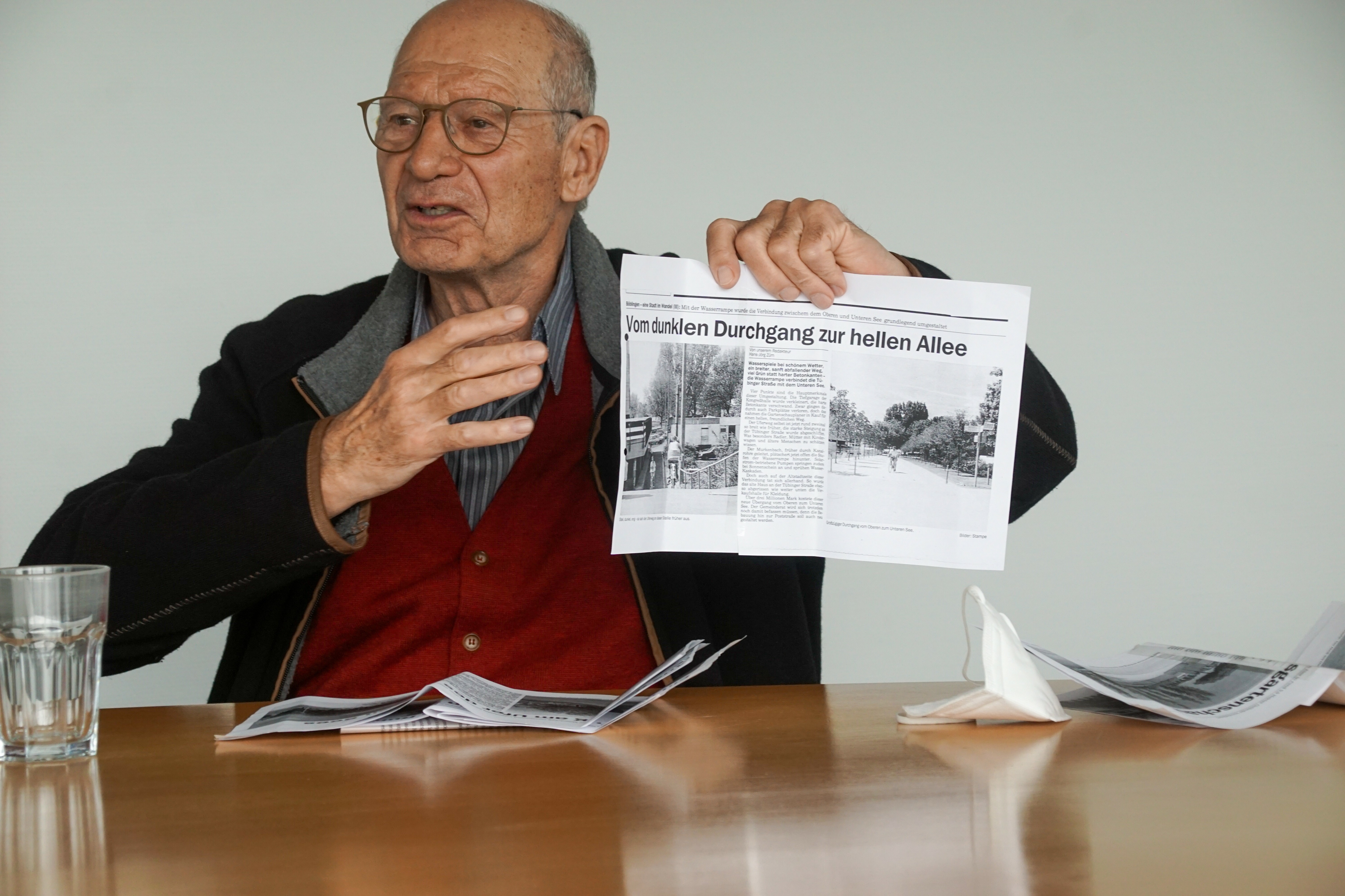 Gedruckte Erinnerungen: Die alten Berichte über die Landesgartenschau 1996 in Böblingen hat der damalige Oberbürgermeister Alexander im SZ/BZ-Gespräch griffbereit.                Bilder: Dettenmeyer