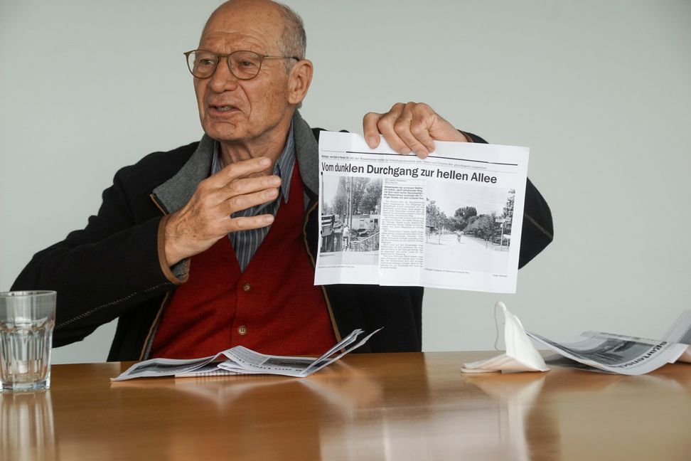 Gedruckte Erinnerungen: Die alten Berichte über die Landesgartenschau 1996 in Böblingen hat der damalige Oberbürgermeister Alexander im SZ/BZ-Gespräch griffbereit.                Bilder: Dettenmeyer