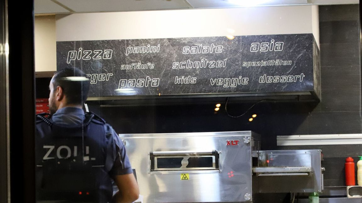 Einsatzkräfte des Zolls führen eine Kontrolle in einer Pizzeria durch. (Symbolbild)