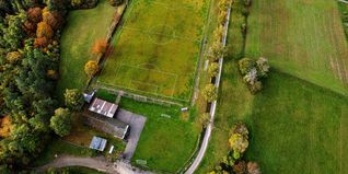 Auf dem Holzberg oberhalb von Dätzingen soll die neue Sportanlage mit zwei Spielfeldern und einem Funktionsgebäude entstehen.
