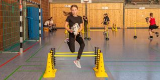 Die Maichingerin Rosa Huck springt beim E-Stilspringen mit ihrer Stute Elektra auf den 1. Platz