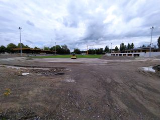 Noch ist das Floschenstadion eine Baustelle, links die neue Haupttribüne und rechts das Funktionsgebäude mit Kraftraum, Umkleiden und Duschen. Zur Einweihung am 14. September können die Sindelfinger Leichtathleten mit den Deutschen Staffelmeisterschaften aufwarten.