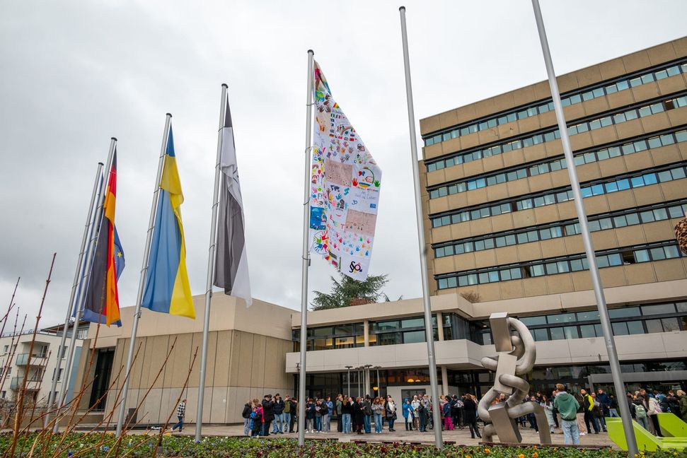 Am Dienstag wurde die Sindelfinger Flagge für Menschenrechte auf dem Rathausplatz gehisst. Bild: Nüssle