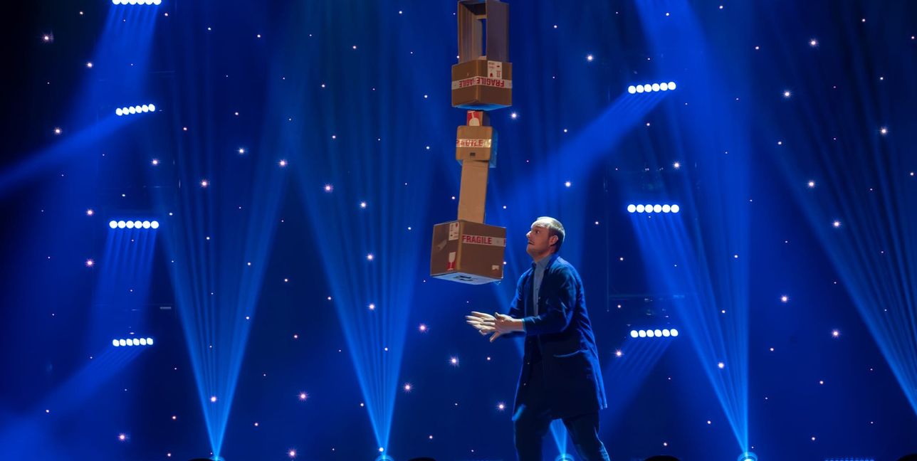 Der Belgier Laurent Piron lässt Kartons schweben und tanzen.