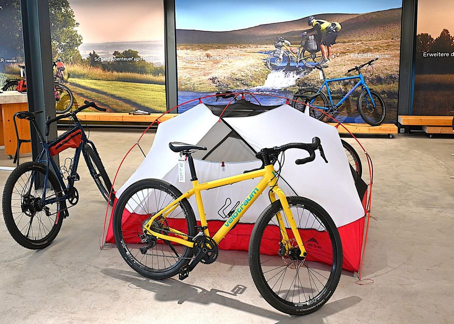 Für halbwegs ordentliche Wege eignet sich auch das Gravel als Reiserad. Für unwegsameres Gelände wie auf dem Foto im Hintergrund ist dann ein spezielles Rad, das auch für große Lasten konstruiert ist, die bessere Wahl.