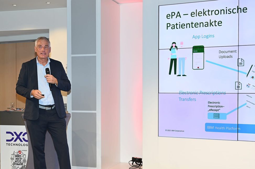 Wolfgang Wendt, Chef von IBM Deutschland, kündigte die Einweihung des Neubaus in Ehningen auf den 19. November an, und erläuterte an der elektronischen Patientenakte, wie Kundendaten bei der IBM aufgehoben sind.