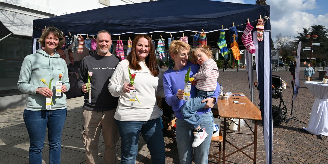 Bunte Socken und farbenfrohe Tulpen - die Down-Syndrom-Elterngruppe „parenDS“ war am Donnerstag auf dem Sindelfinger Wochenmarkt.