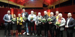 Macher, Organisatoren, Interview-Partner und Zeitzeugen des Jubiläumsfilms bei der Premiere in der Dagersheimer Festhalle - darunter Ortsvorsteher Hendrik Queck (links), Projektleiterin des Jubiläumsjahres Melanie Häußler (Zweite von links), Leiterin des Projektteams „Film und Medien“ Jutta Kienle (Dritte von links), der Geschäftsführer von Blue Media Entertainment Patrick Müller (Vierter von links) und Böblingens Oberbürgermeister Dr. Stefan Belz (rechts).